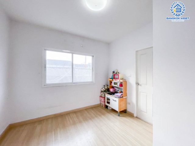 *****บ้านแฝดมือสอง ม.บ้านต้นไม้ ดอนเมือง-เทิดราชัน เนื้อที่ 40.6 ตร.ว. มาพร้อมฟังก์ชัน 3 ห้องนอน 3 ห้องน้ำ บ้านสวยพร้อมเข้าอยู่ ต่อเติมเต็มทั้งหลัง *แถมเครื่องปรับอากาศ 1 เครื่องและเครื่องปรับปรับอากาศ 1 เครื่อง บนทำเลเชื่อมต่อถนนหลายเส้นทาง และทางด่วน "ศรีสมาน"